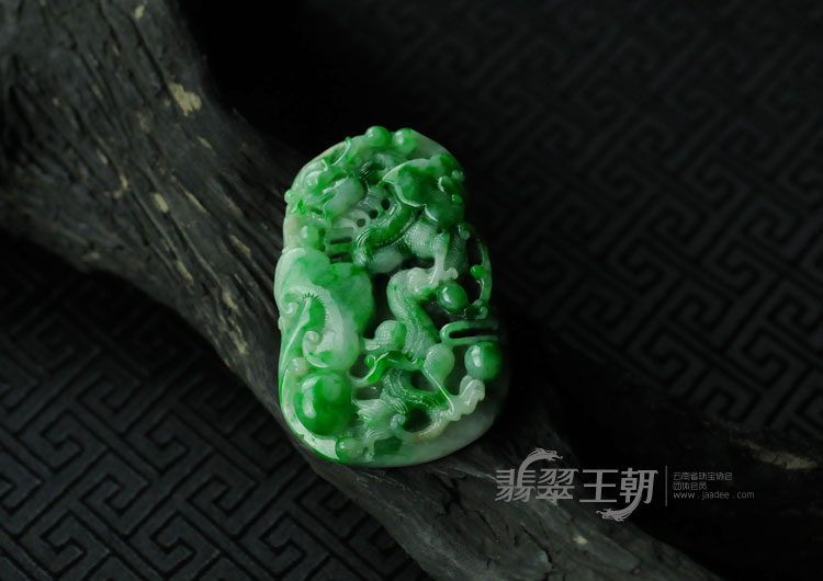 细糯种瓜皮绿缅甸翡翠龙牌挂件