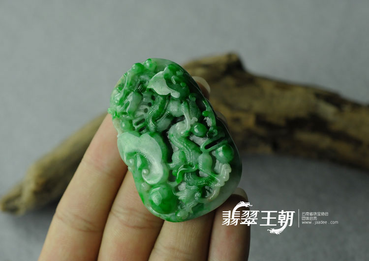 细糯种瓜皮绿缅甸翡翠龙牌挂件