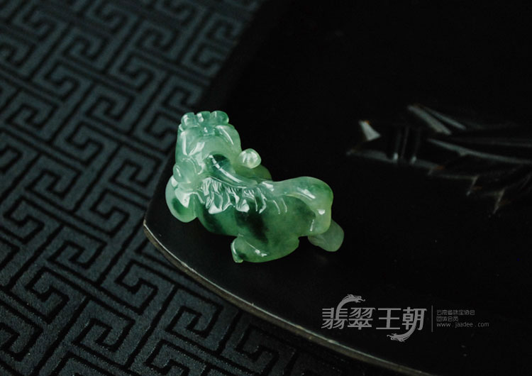 糯冰种飘花缅甸翡翠貔貅挂件