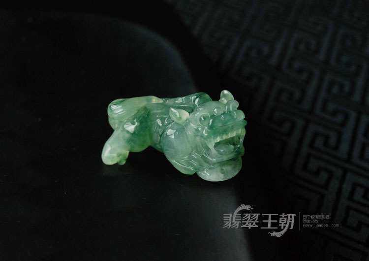 糯冰种飘花缅甸翡翠貔貅挂件