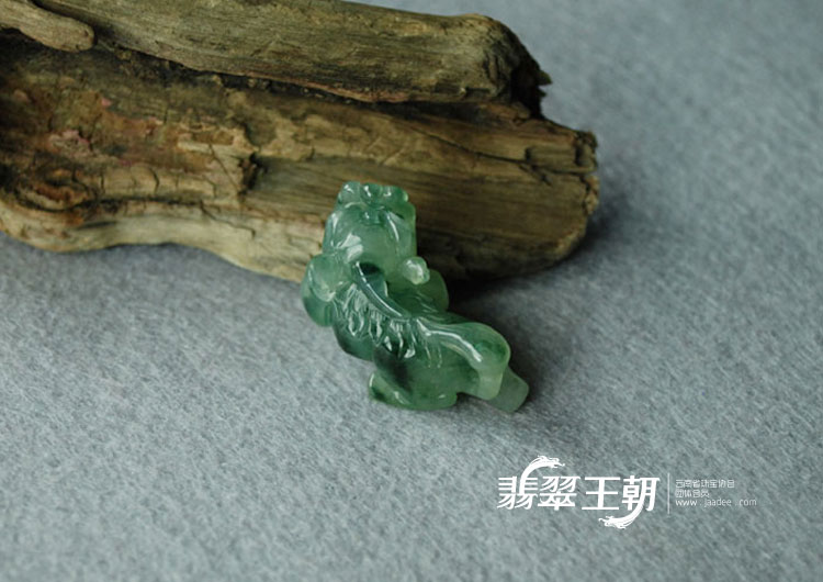 糯冰种飘花缅甸翡翠貔貅挂件
