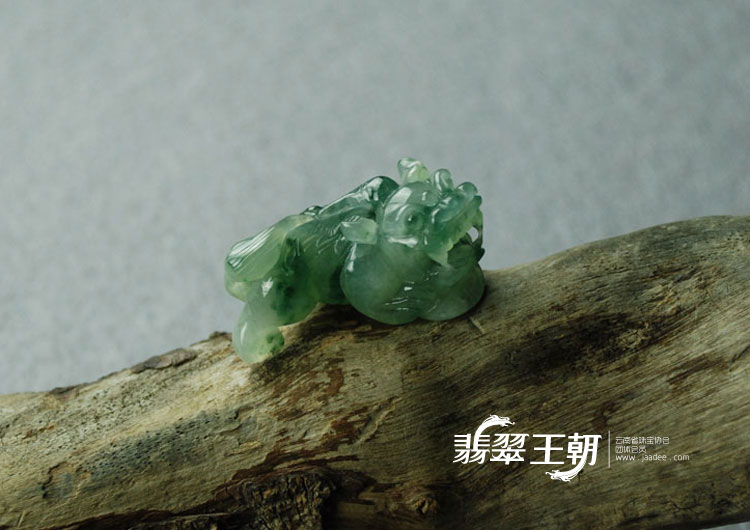 糯冰种飘花缅甸翡翠貔貅挂件