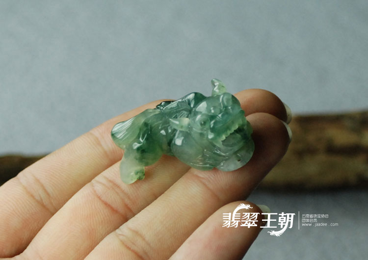 糯冰种飘花缅甸翡翠貔貅挂件