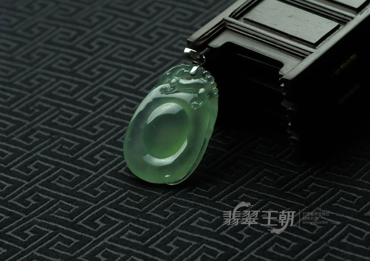 冰玻种晴水缅甸翡翠“福在眼前”挂件