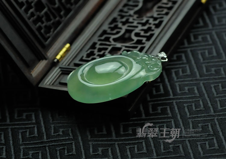 冰玻种晴水缅甸翡翠“福在眼前”挂件