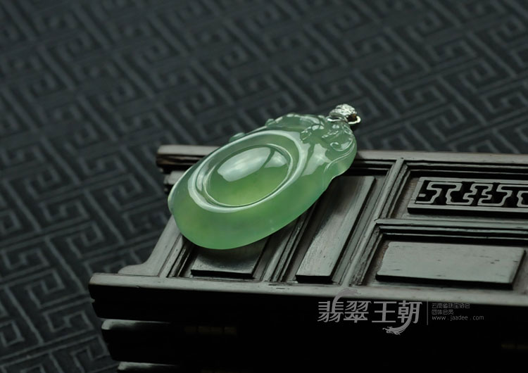 冰玻种晴水缅甸翡翠“福在眼前”挂件