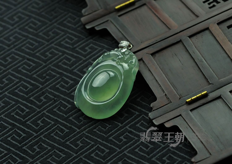 冰玻种晴水缅甸翡翠“福在眼前”挂件