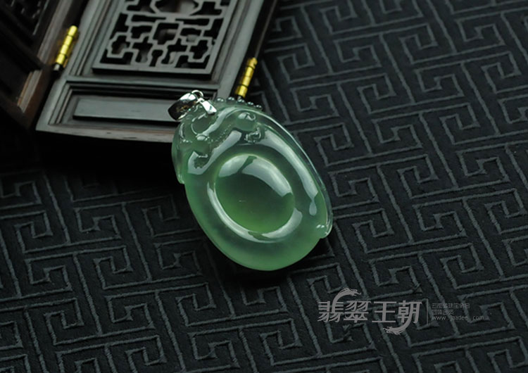 冰玻种晴水缅甸翡翠“福在眼前”挂件
