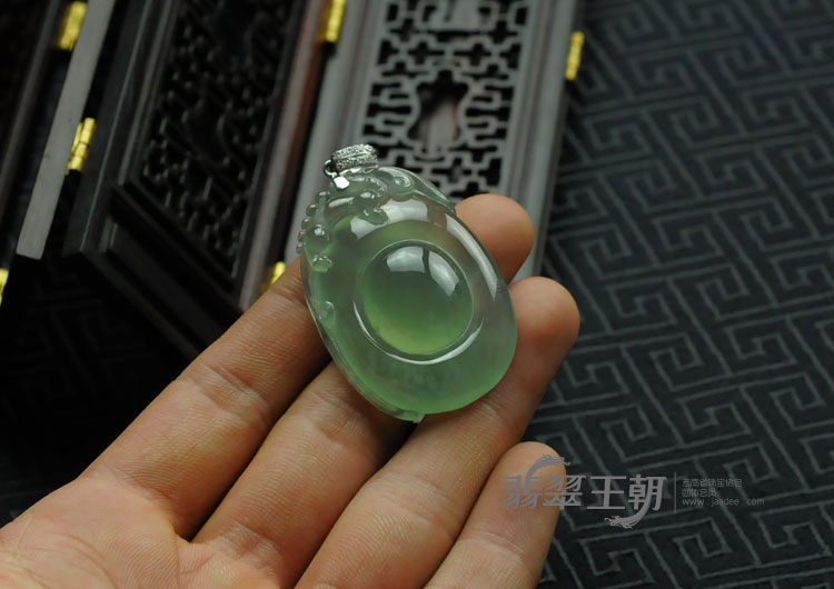 冰玻种晴水缅甸翡翠“福在眼前”挂件