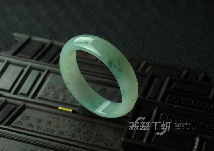 糯冰种飘花缅甸翡翠手镯（60.1）