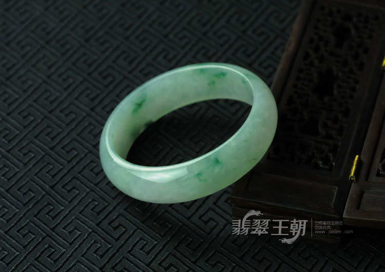 糯冰种飘花缅甸翡翠手镯（60.1）