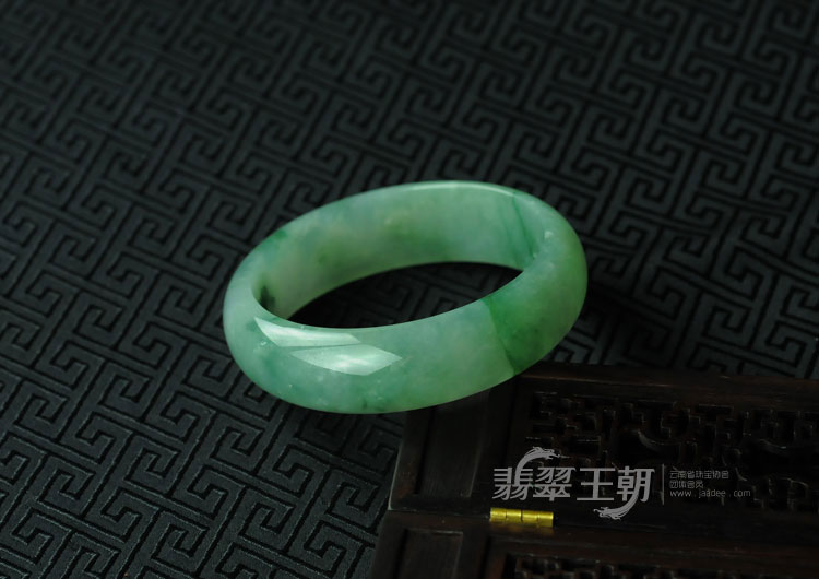 糯冰种飘花缅甸翡翠手镯（61.1）