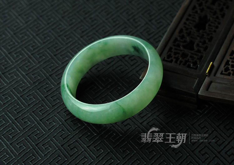糯冰种飘花缅甸翡翠手镯（61.1）