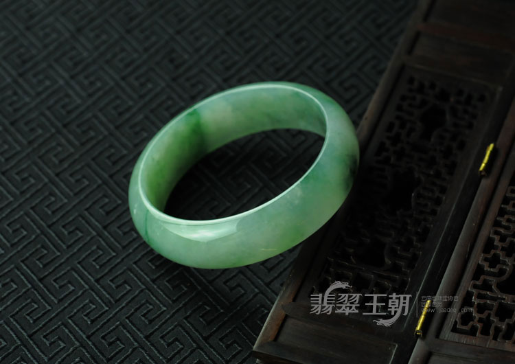 糯冰种飘花缅甸翡翠手镯（61.1）