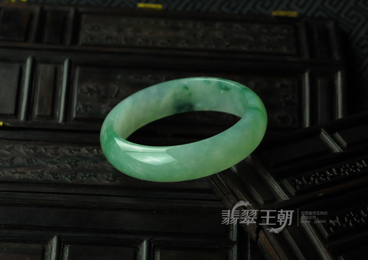 糯冰种飘花缅甸翡翠手镯（60.3）