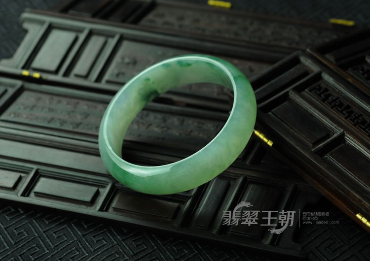 糯冰种飘花缅甸翡翠手镯（60.3）