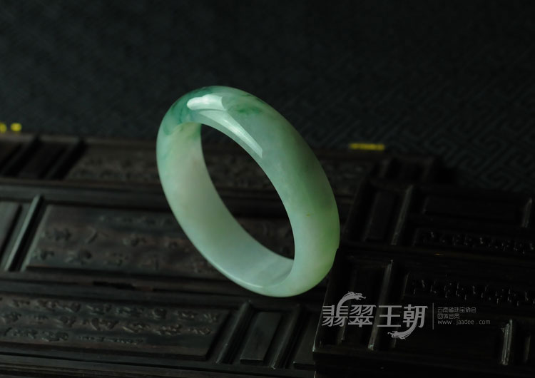 糯冰种飘花缅甸翡翠手镯（57.9）