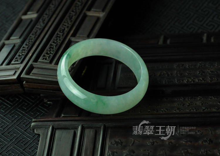 糯冰种飘花缅甸翡翠手镯（58.3）
