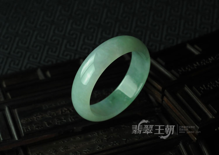 糯冰种飘花缅甸翡翠手镯（58.3）