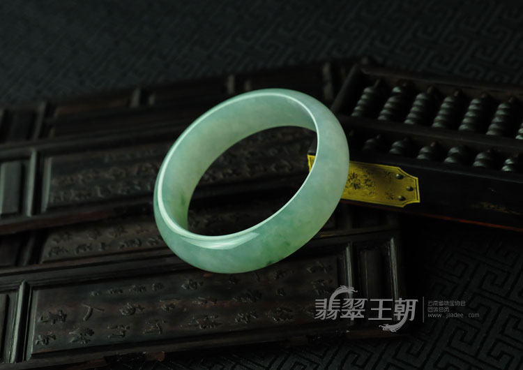 糯冰种飘花缅甸翡翠手镯（58.3）