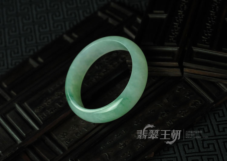 糯冰种飘花缅甸翡翠手镯（58.3）