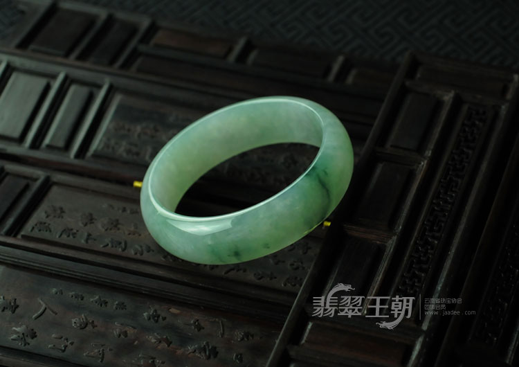 糯冰种飘花缅甸翡翠手镯（58.3）