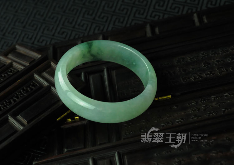 糯冰种飘花缅甸翡翠手镯（58.3）
