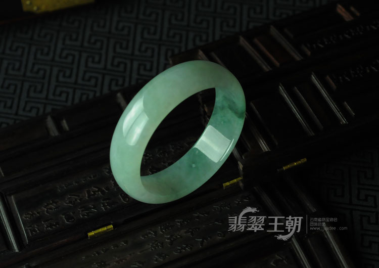 糯冰种飘花缅甸翡翠手镯（58.3）