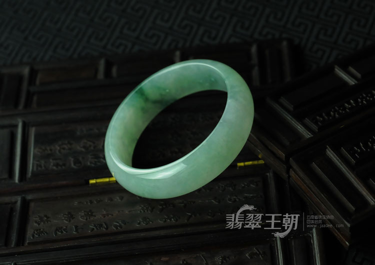 糯冰种飘花缅甸翡翠手镯（58.3）