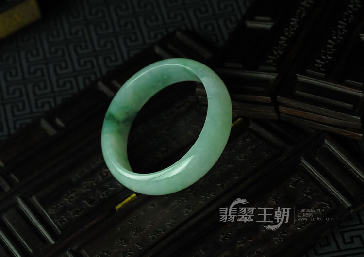 糯冰种飘花缅甸翡翠手镯（58.3）
