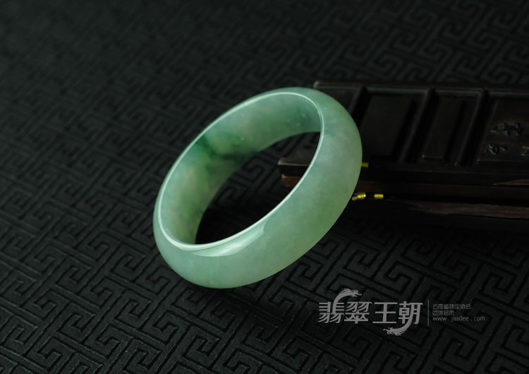 糯冰种飘花缅甸翡翠手镯（58.3）
