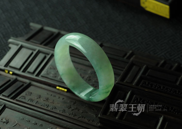糯冰种飘花缅甸翡翠手镯（58.3）