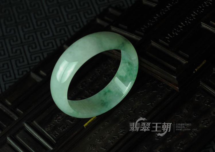 糯冰种飘花缅甸翡翠手镯（58.2）