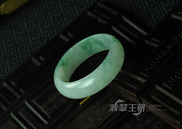 糯冰种飘花缅甸翡翠手镯（58.2）