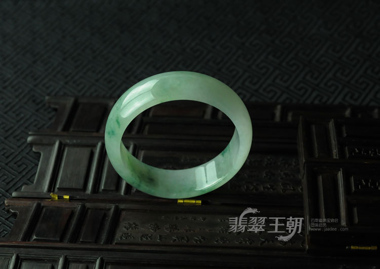 糯冰种飘花缅甸翡翠手镯（58.2）