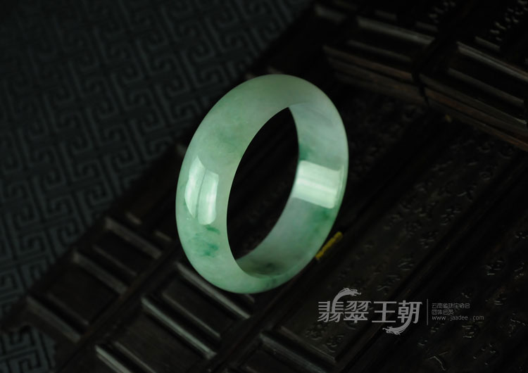 糯冰种飘花缅甸翡翠手镯（58.2）