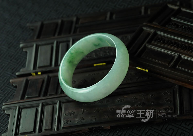 糯冰种飘花缅甸翡翠手镯（58.2）