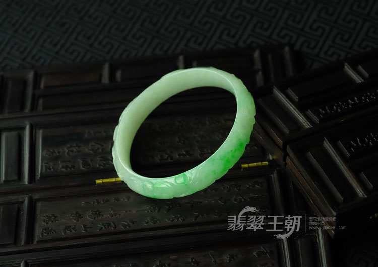 糯冰种飘翠缅甸翡翠“福凤如意”雕花手镯（58.4）