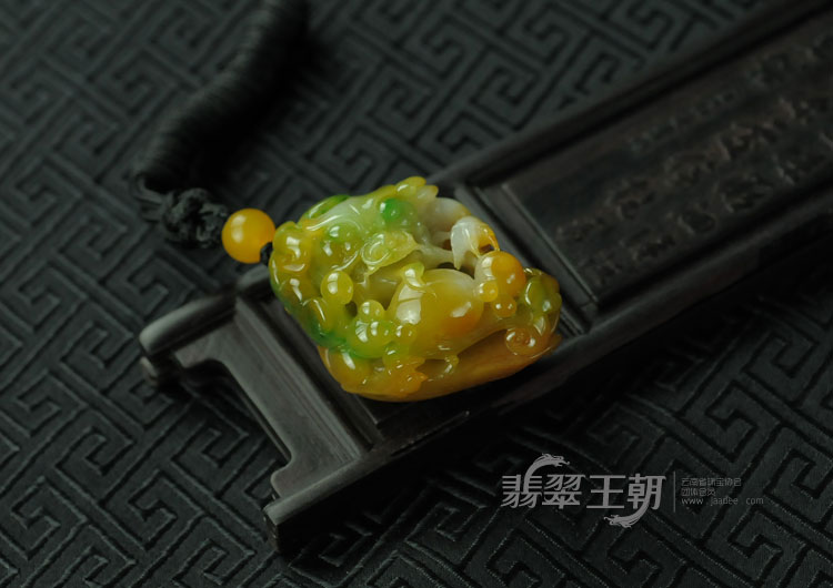 糯冰种三彩缅甸翡翠貔貅挂件