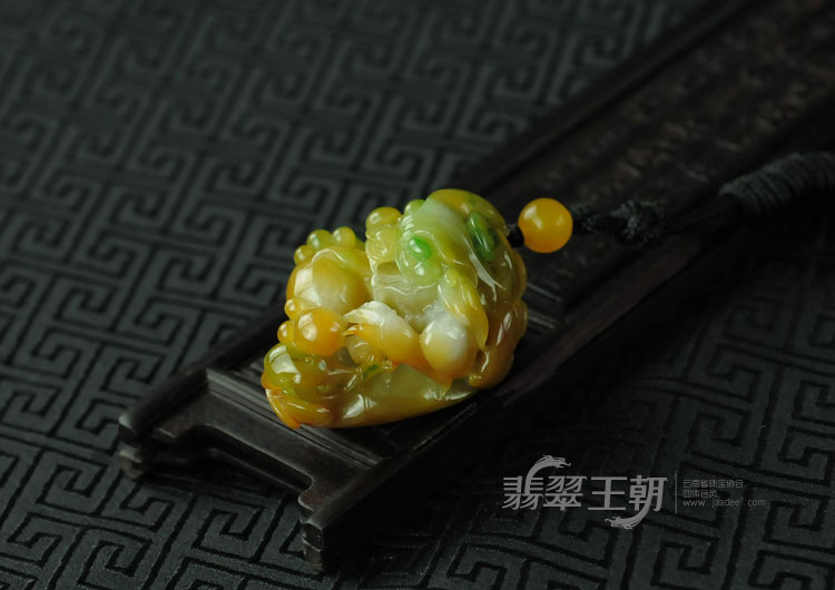 糯冰种三彩缅甸翡翠貔貅挂件