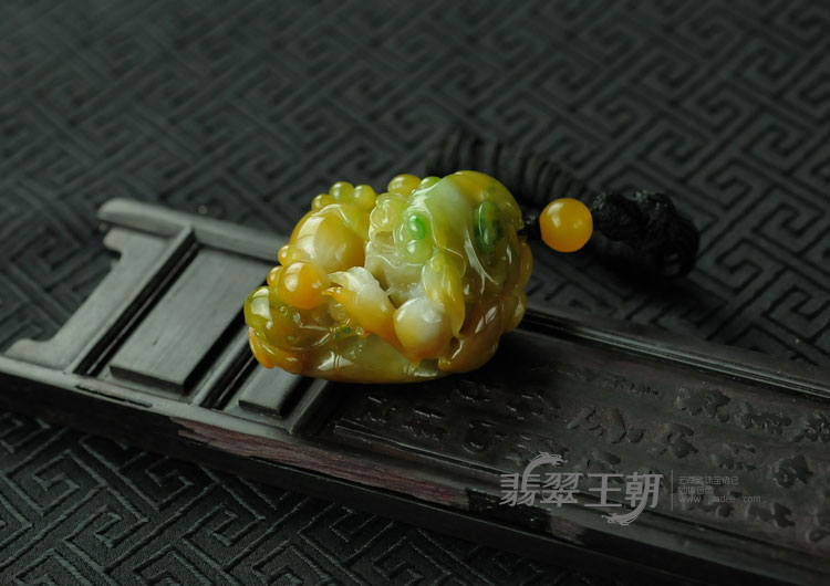 糯冰种三彩缅甸翡翠貔貅挂件