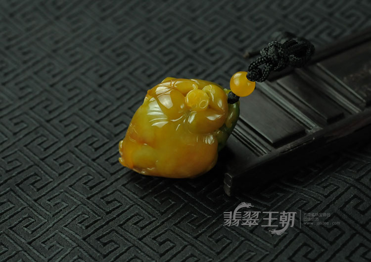 糯冰种三彩缅甸翡翠貔貅挂件