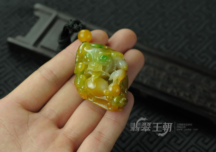 糯冰种三彩缅甸翡翠貔貅挂件