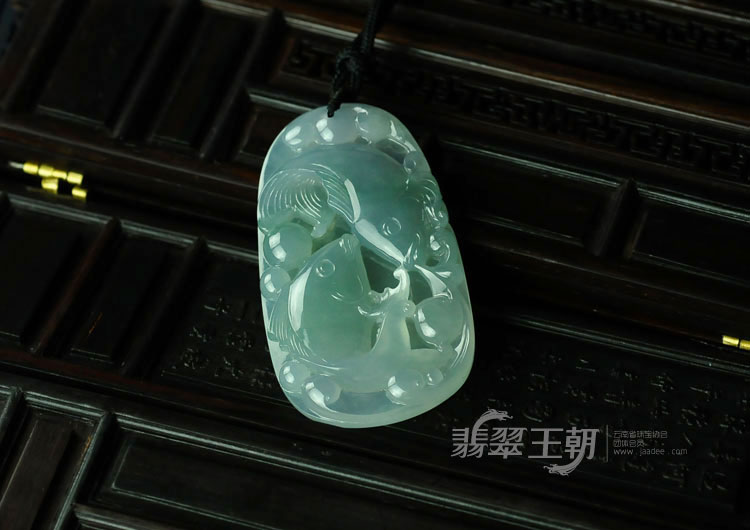 冰种晴水缅甸翡翠“鲤鱼跃龙门”挂件