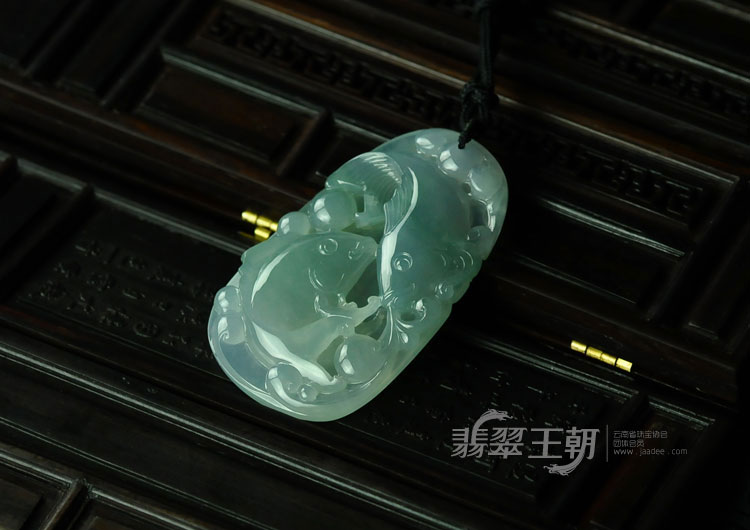 冰种晴水缅甸翡翠“鲤鱼跃龙门”挂件