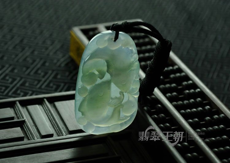 冰种晴水缅甸翡翠“鲤鱼跃龙门”挂件