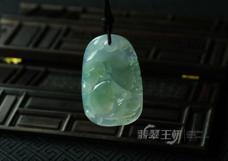 冰种晴水缅甸翡翠“鲤鱼跃龙门”挂件
