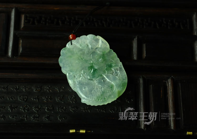 糯冰种飘花缅甸翡翠“年年有余”挂件