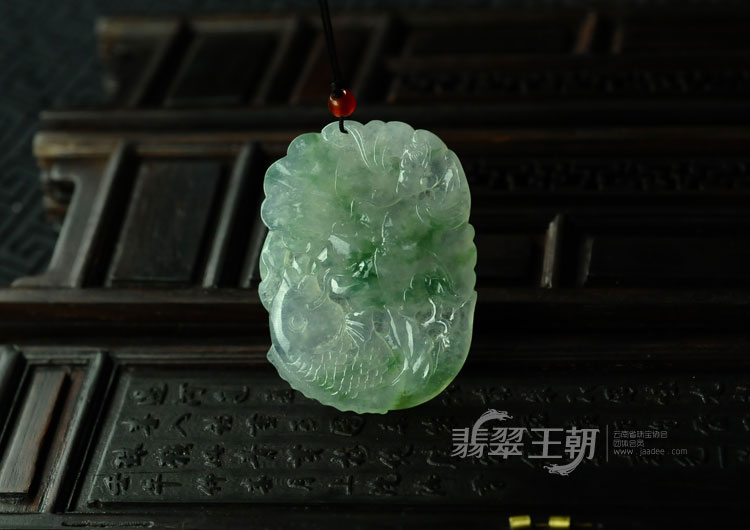 糯冰种飘花缅甸翡翠“年年有余”挂件