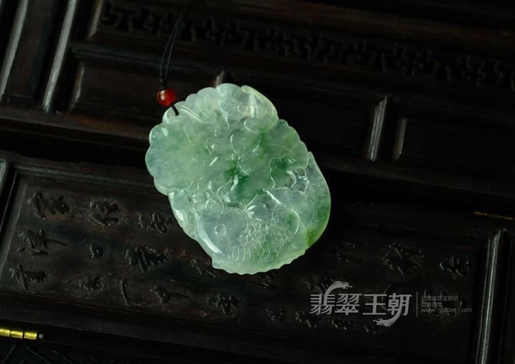 糯冰种飘花缅甸翡翠“年年有余”挂件